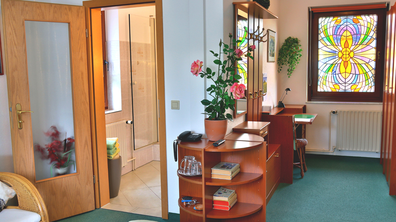 Blick auf die Garderobe und das Bad unseres Einzelzimmers